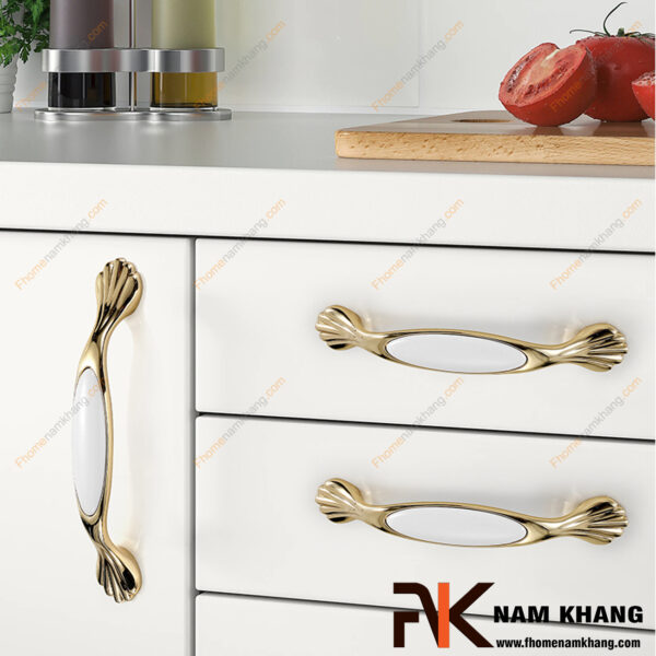 Tay nắm cửa tủ bếp bằng sứ trắng mạ vàng NK019-TV