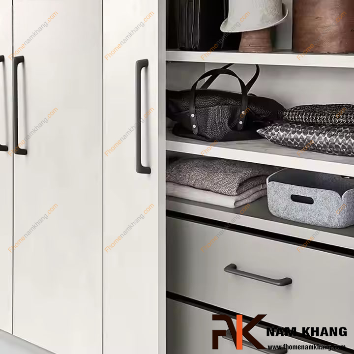 So sánh tay nắm âm tủ với tay nắm kéo