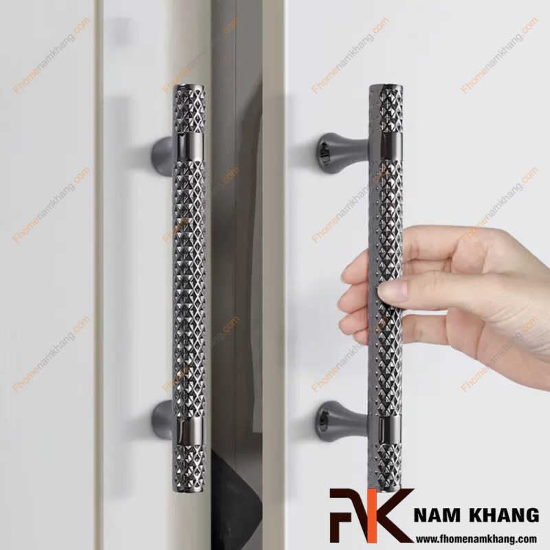 So sánh tay nắm âm tủ với tay nắm kéo