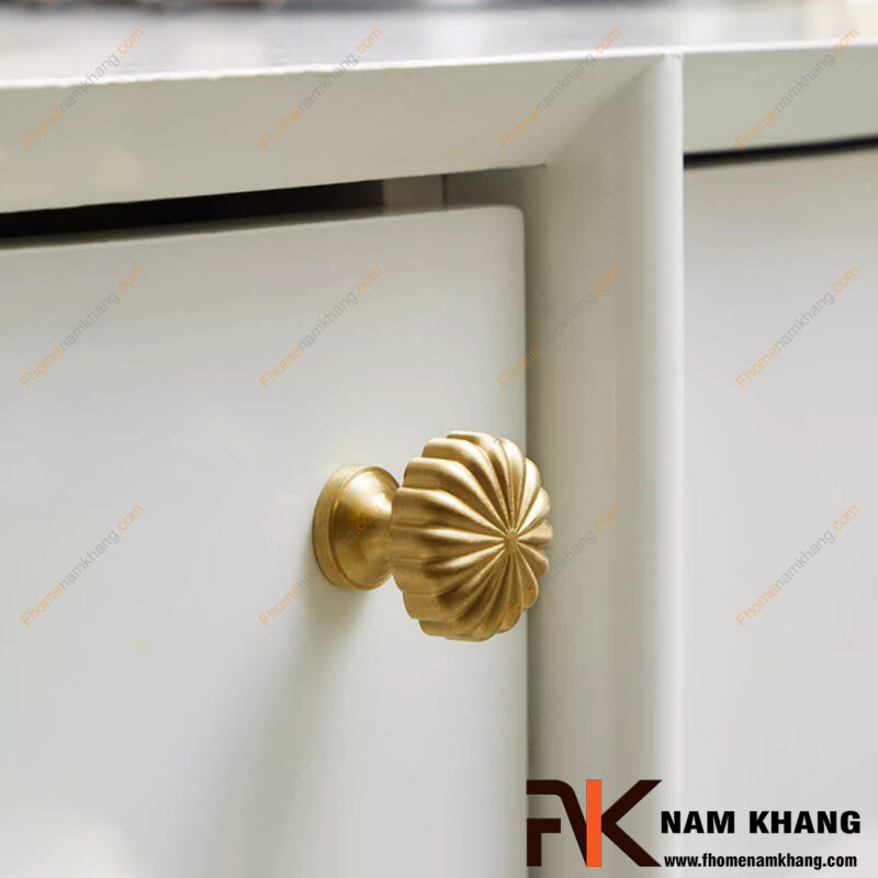 Vì sao tay nắm tủ đồng đang dần thay thế inox trong thiết kế nội thất cao cấp