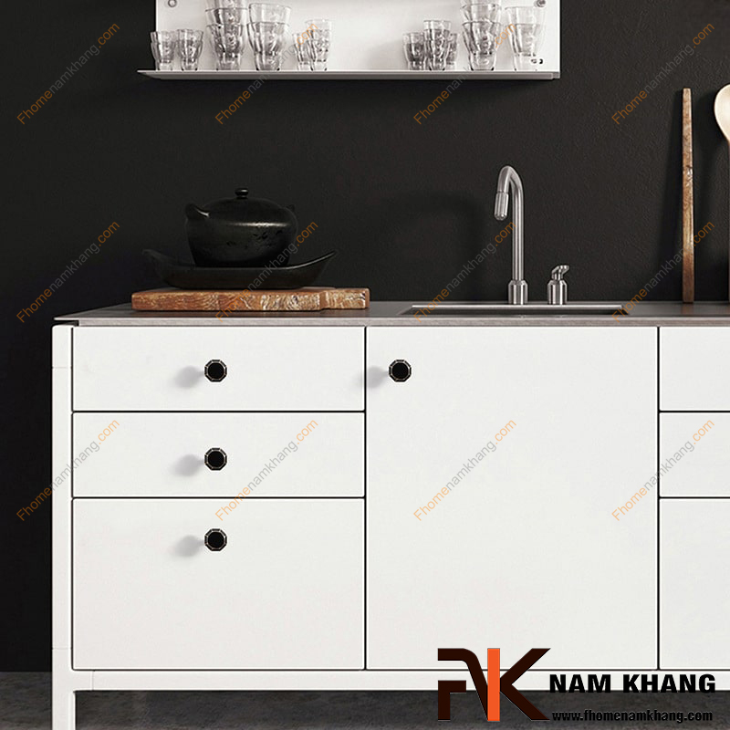 Vì sao tay nắm tủ đồng đang dần thay thế inox trong thiết kế nội thất cao cấp
