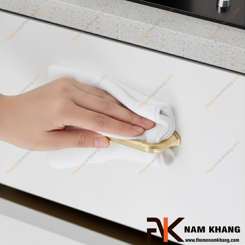 So sánh tay nắm tủ hợp kim và đồng – Đâu là vật liệu đáng tiền hơn?