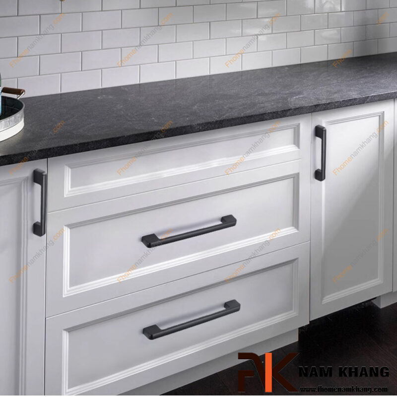 Tay nắm tủ nổi là gì? Khi nào nên chọn thay vì tay nắm âm?