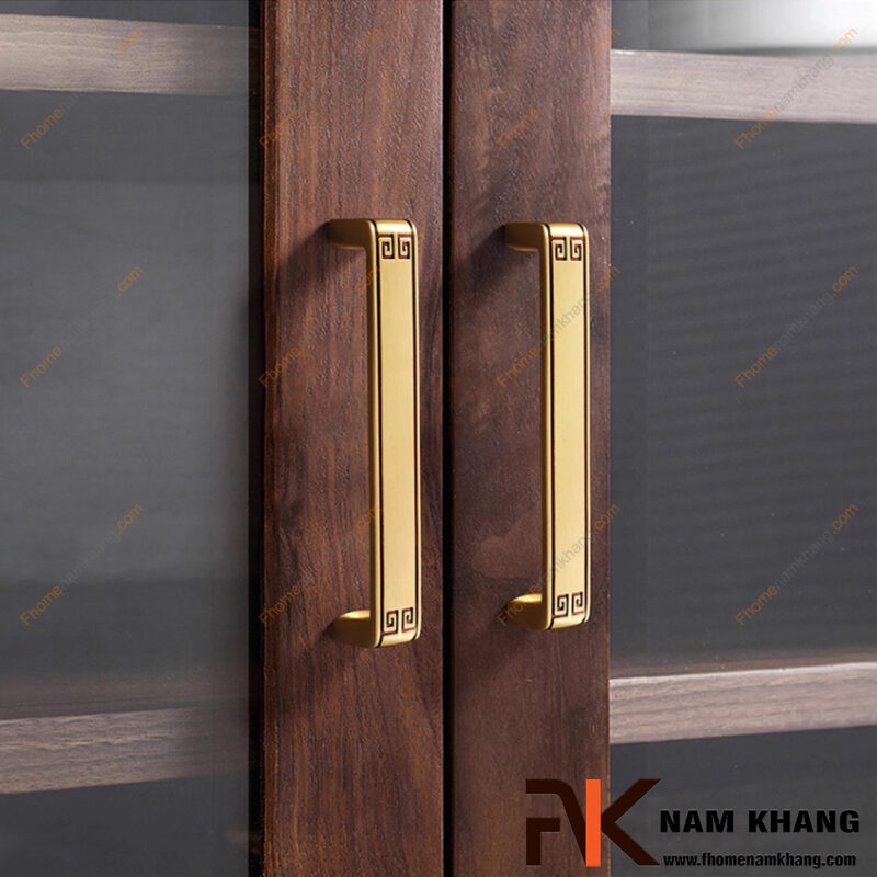 Tay nắm tủ nổi là gì? Khi nào nên chọn thay vì tay nắm âm?