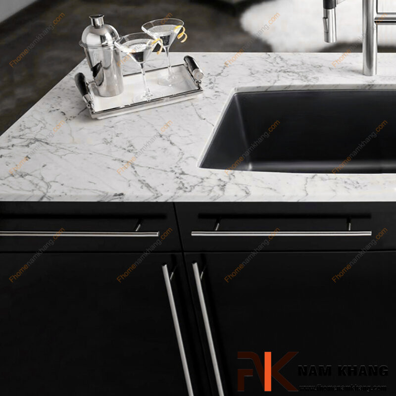 Chất liệu tay nắm tủ bếp đẹp: Inox – Đồng – Hợp kim, loại nào bền & đẹp lâu?