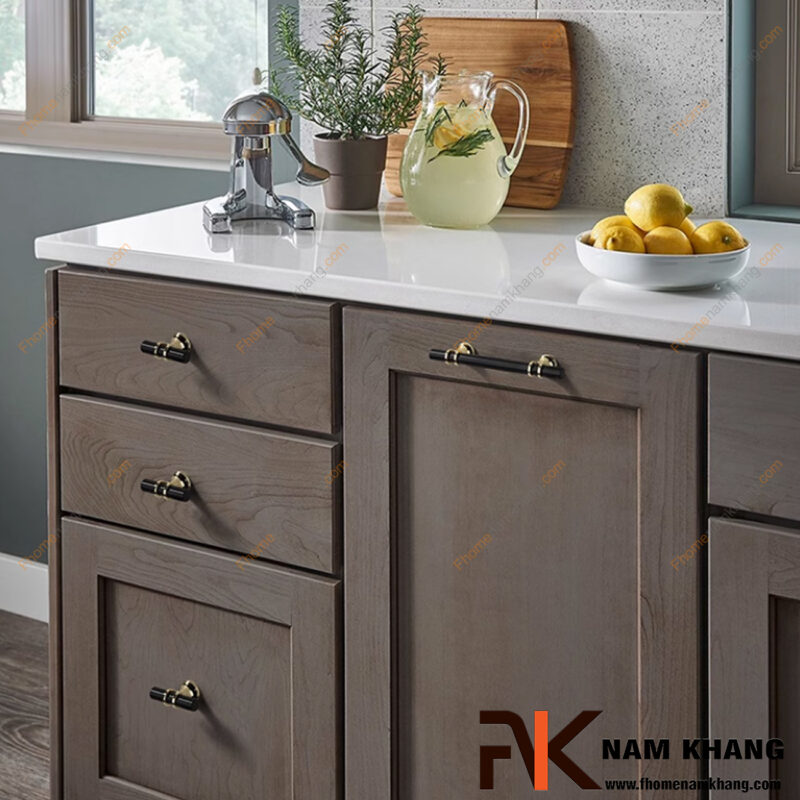 Chất liệu tay nắm tủ bếp đẹp: Inox – Đồng – Hợp kim, loại nào bền & đẹp lâu?