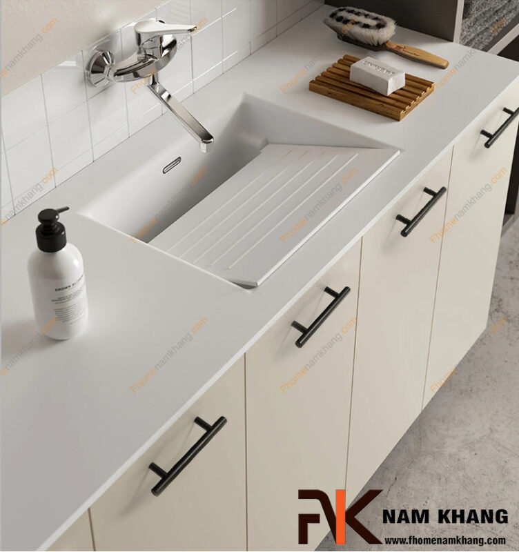 Chất liệu tay nắm tủ bếp đẹp: Inox – Đồng – Hợp kim, loại nào bền & đẹp lâu?