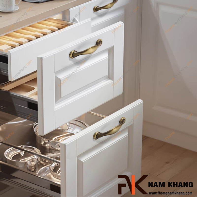 Chất liệu tay nắm tủ bếp đẹp: Inox – Đồng – Hợp kim, loại nào bền & đẹp lâu?