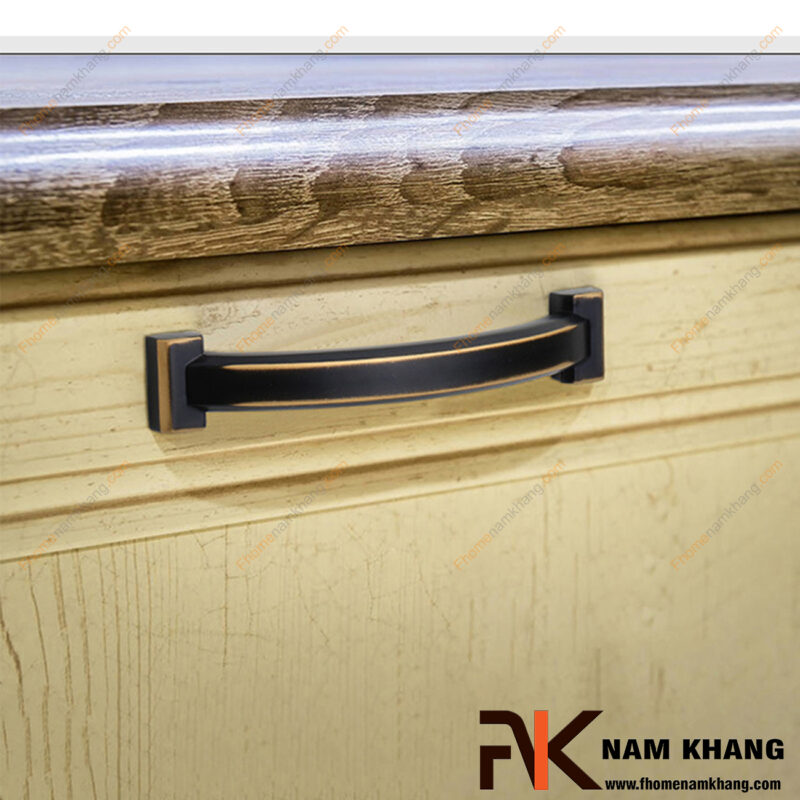 Chất liệu tay nắm tủ bếp đẹp: Inox – Đồng – Hợp kim, loại nào bền & đẹp lâu?