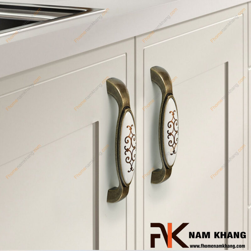Tay nắm tủ sứ có phù hợp với gia đình có trẻ nhỏ không?