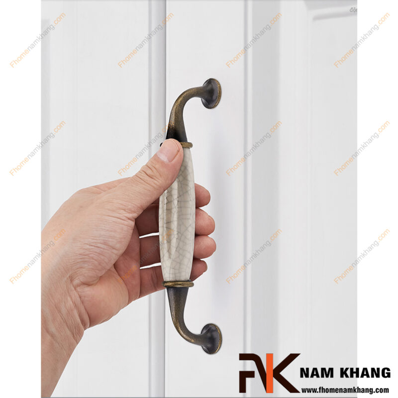 Tay nắm tủ sứ có phù hợp với gia đình có trẻ nhỏ không?