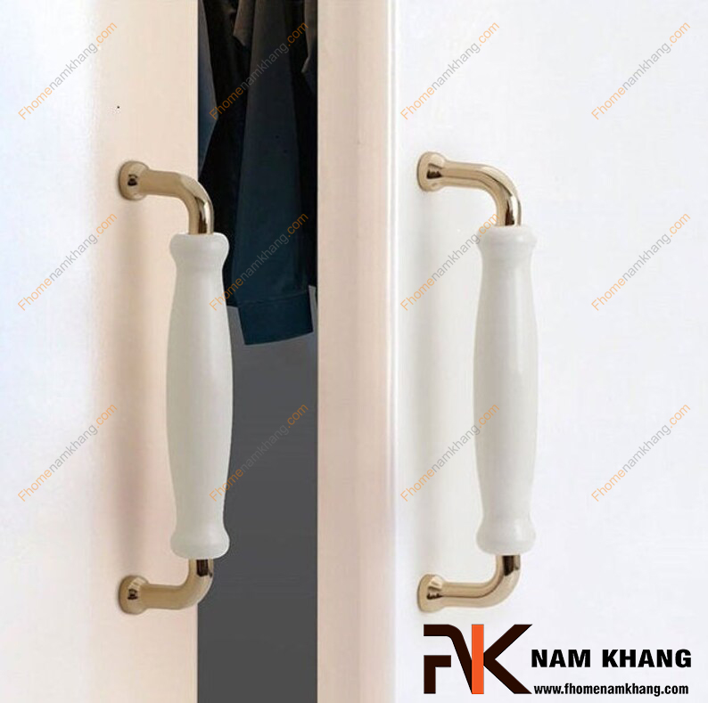 Tay nắm tủ sứ có phù hợp với gia đình có trẻ nhỏ không?