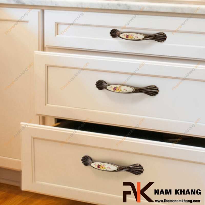 Tay nắm tủ sứ là gì? Vì sao ngày càng được ưa chuộng?