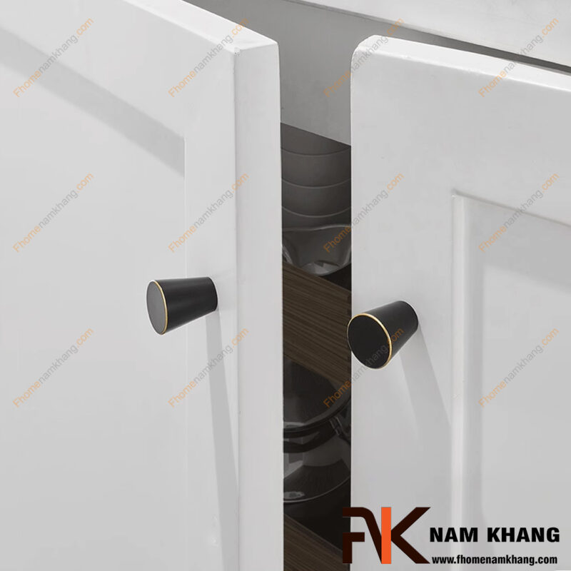 Tay nắm tủ có những loại nào? So sánh tay nắm thanh, núm và tay nắm âm