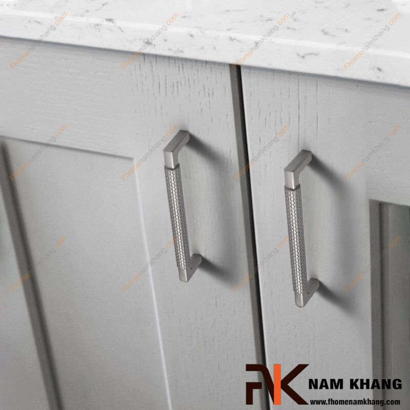 Tay nắm tủ có những loại nào? So sánh tay nắm thanh, núm và tay nắm âm