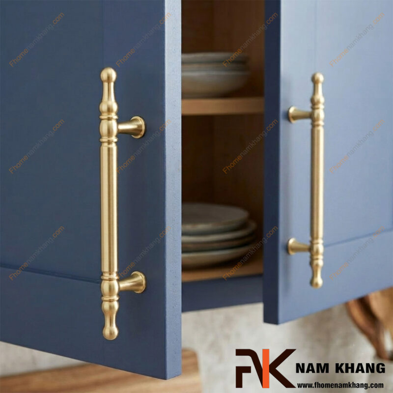 Tay nắm tủ nên chọn chất liệu gì? So sánh inox, đồng và hợp kim