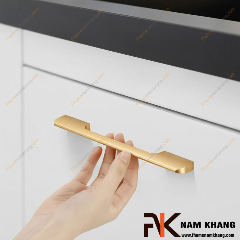 Tay nắm tủ nên chọn chất liệu gì? So sánh inox, đồng và hợp kim