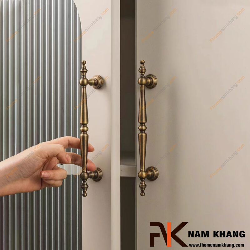 Tay nắm tủ nên chọn chất liệu gì? So sánh inox, đồng và hợp kim