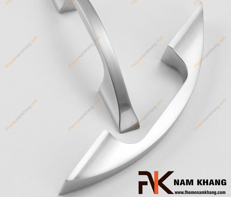 Tay nắm tủ nên chọn chất liệu gì? So sánh inox, đồng và hợp kim