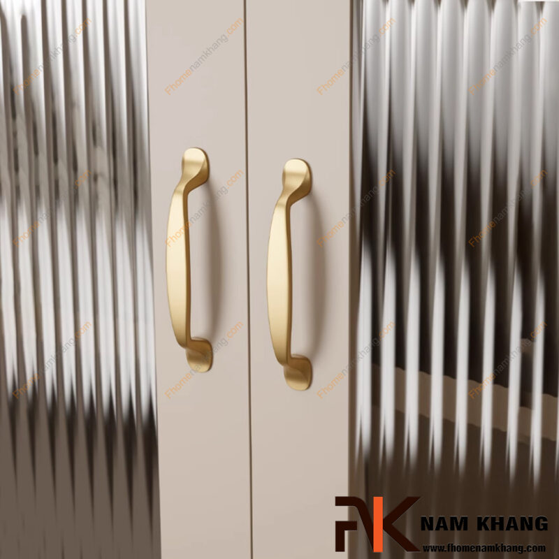 Tay nắm tủ nên chọn chất liệu gì? So sánh inox, đồng và hợp kim