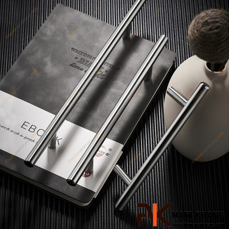 Tay nắm tủ nên chọn chất liệu gì? So sánh inox, đồng và hợp kim