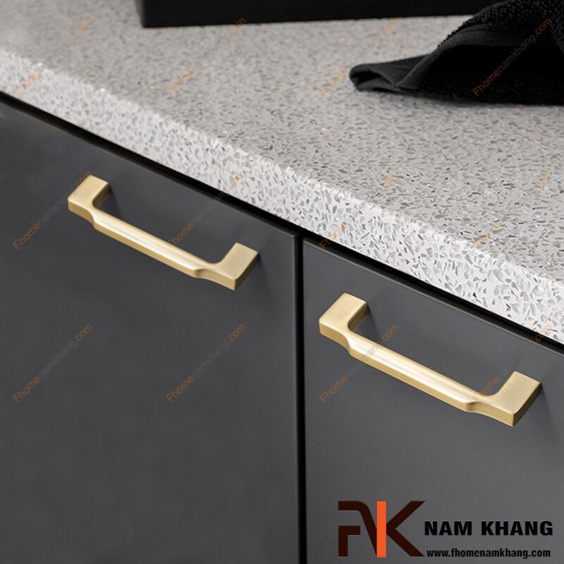 Nên chọn tay nắm tủ inox, hợp kim kẽm hay đồng? So sánh chi tiết
