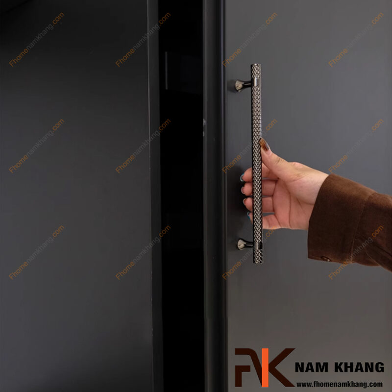 Tay nắm tủ nên chọn màu gì? Cách phối tay nắm với màu cánh tủ