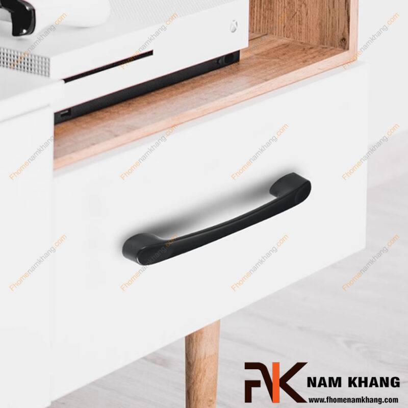 Tay nắm tủ nên chọn màu gì? Cách phối tay nắm với màu cánh tủ