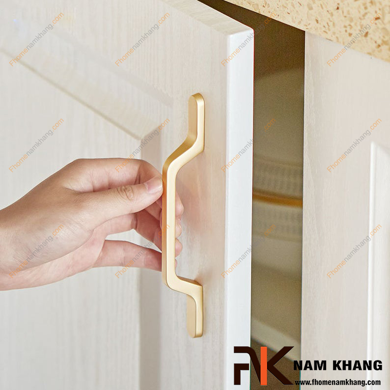 Tay nắm tủ nên chọn màu gì? Cách phối tay nắm với màu cánh tủ